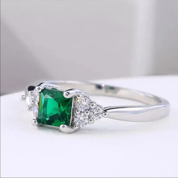 New Women’s 925 Silver Beautiful Emerald Ring - Picture 4 of 5